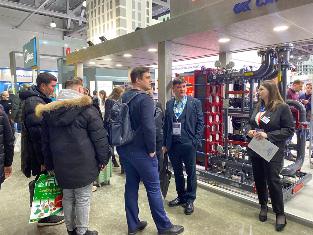 Итоги юбилейной выставки AquaFlame 2026 для БРАНТ. На стенде Сантехкомплект представили Блочный тепловой пункт БТП и насосную установку пожаротушения НУ АПК