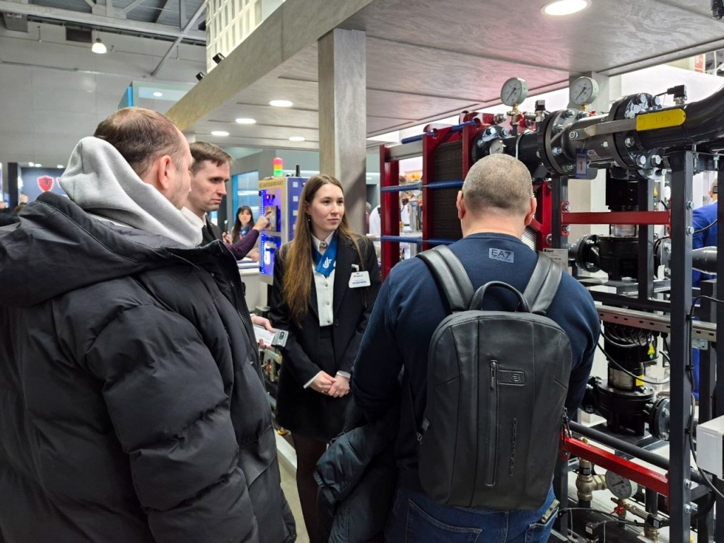 Итоги юбилейной выставки AquaFlame 2026 для БРАНТ. На стенде Сантехкомплект представили Блочный тепловой пункт БТП и насосную установку пожаротушения НУ АПК